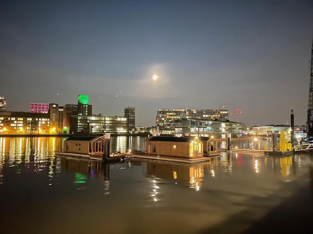 Wikkelboat Nr5 at Floating Rotterdam Rijnhaven Villa