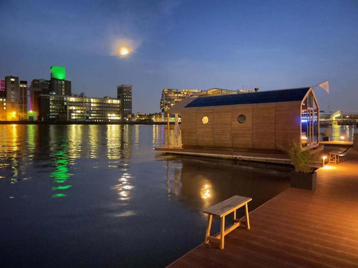 Wikkelboat Nr5 at Floating Rotterdam Rijnhaven Villa Vakantiehuis